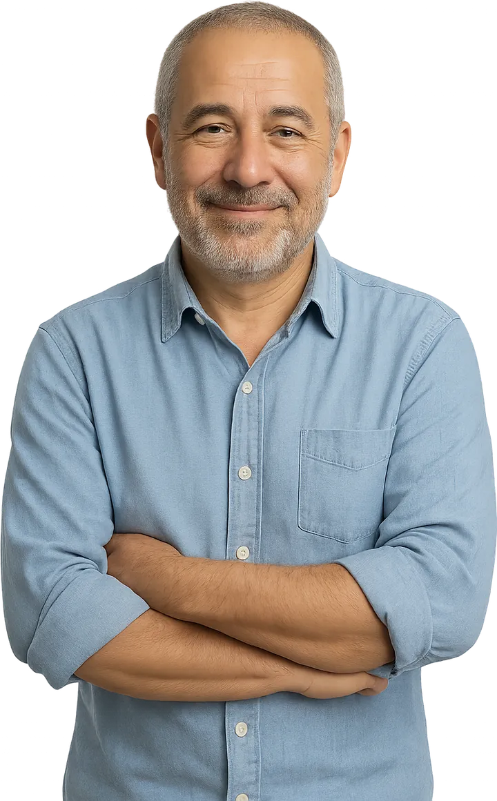 Kollarını kavuşturmuş, gülümseyen elli yaşlarında bir erkek